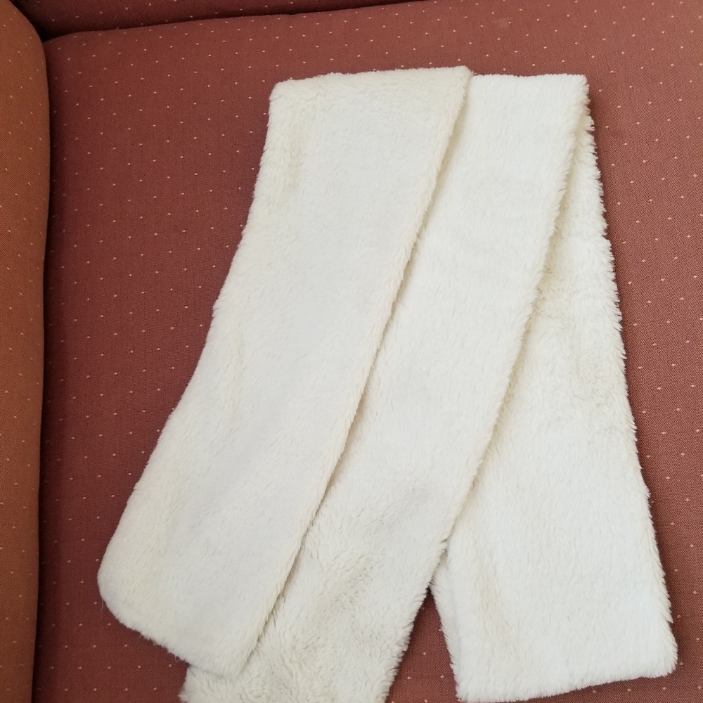 Cejon fuzzy scarf